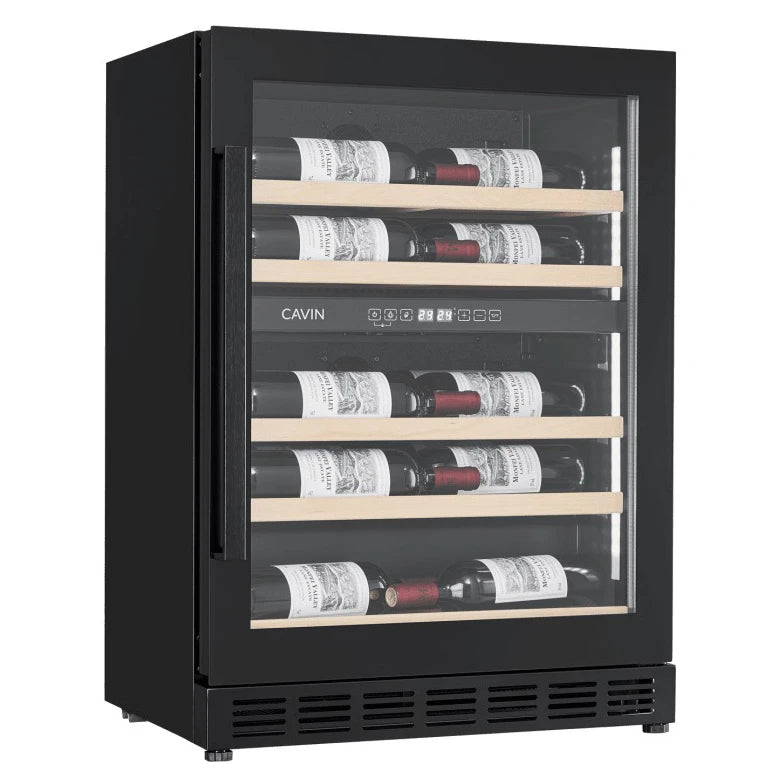 Vinoteca Cavin Arctic Collection 60D Shallow de 18 botellas, doble zona, con puerta de vidrio completo negro y estantes de madera visibles.