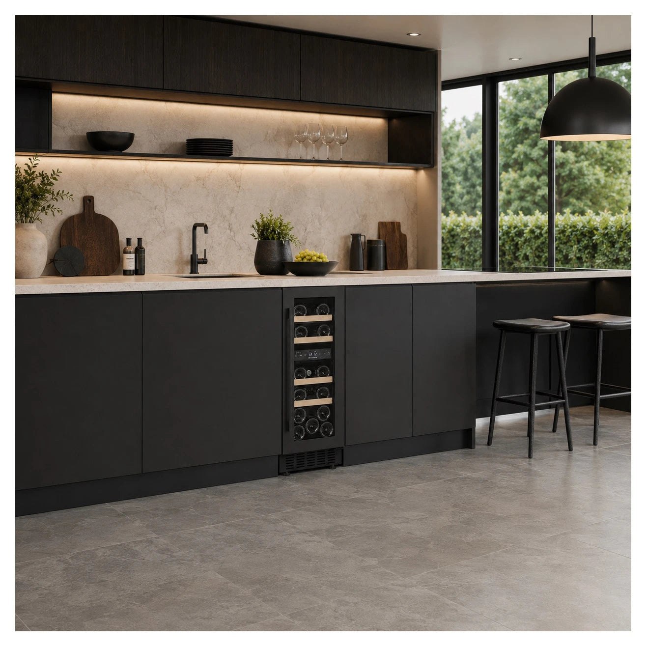 Vinoteca Climadiff CBU18DZBM de 18 botellas y doble zona, encastrada bajo encimera en una cocina moderna.