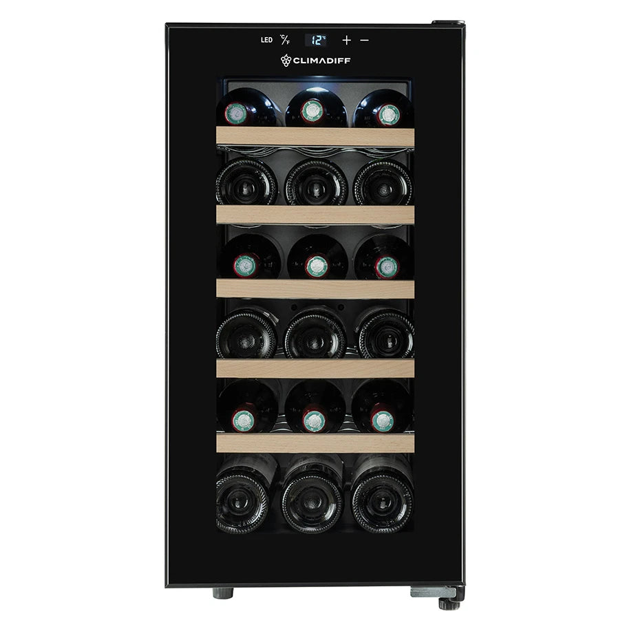 Vista frontal de la vinoteca Climadiff CUVEE18 con capacidad para 18 botellas, todas las bandejas ocupadas con botellas de vino almacenadas horizontalmente.