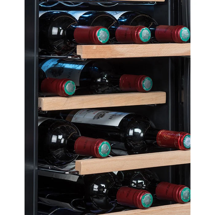 Detalle lateral de la vinoteca Climadiff CUVEE18 con botellas de vino tinto almacenadas horizontalmente en estantes metálicos con frente de madera.