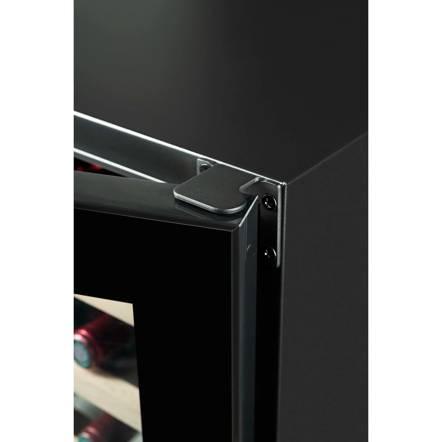 Detalle de la bisagra superior de la puerta de la vinoteca Climadiff CUVEE18, mostrando el sistema de apertura metálico con acabado robusto y tornillería visible.