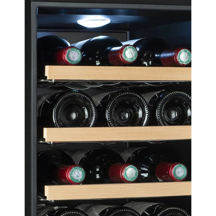 Primer plano del interior de la vinoteca Climadiff CUVEE18, con botellas de vino tinto organizadas en estantes de madera e iluminación LED encendida.