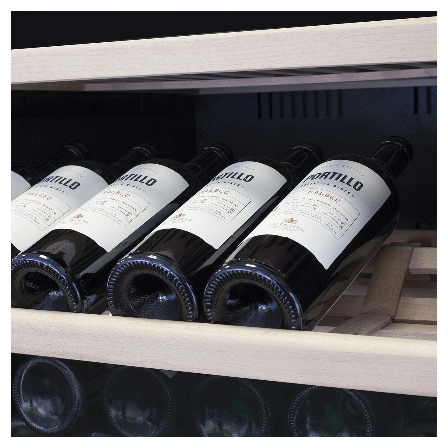 Caso Design WineChef Pro 180 Black, vinoteca de 180 botellas, vista del aparato con puerta de cristal.