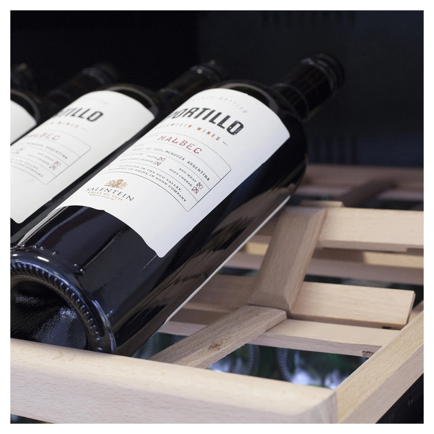 Vinoteca Caso Design WineChef Pro 180 Black de 180 botellas, doble zona, detalle del interior con estantes.