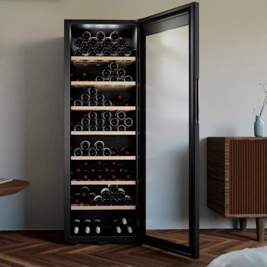 Vinoteca La Sommeliere CLASSIC185, detalle de almacenamiento para botellas en estantes interiores.