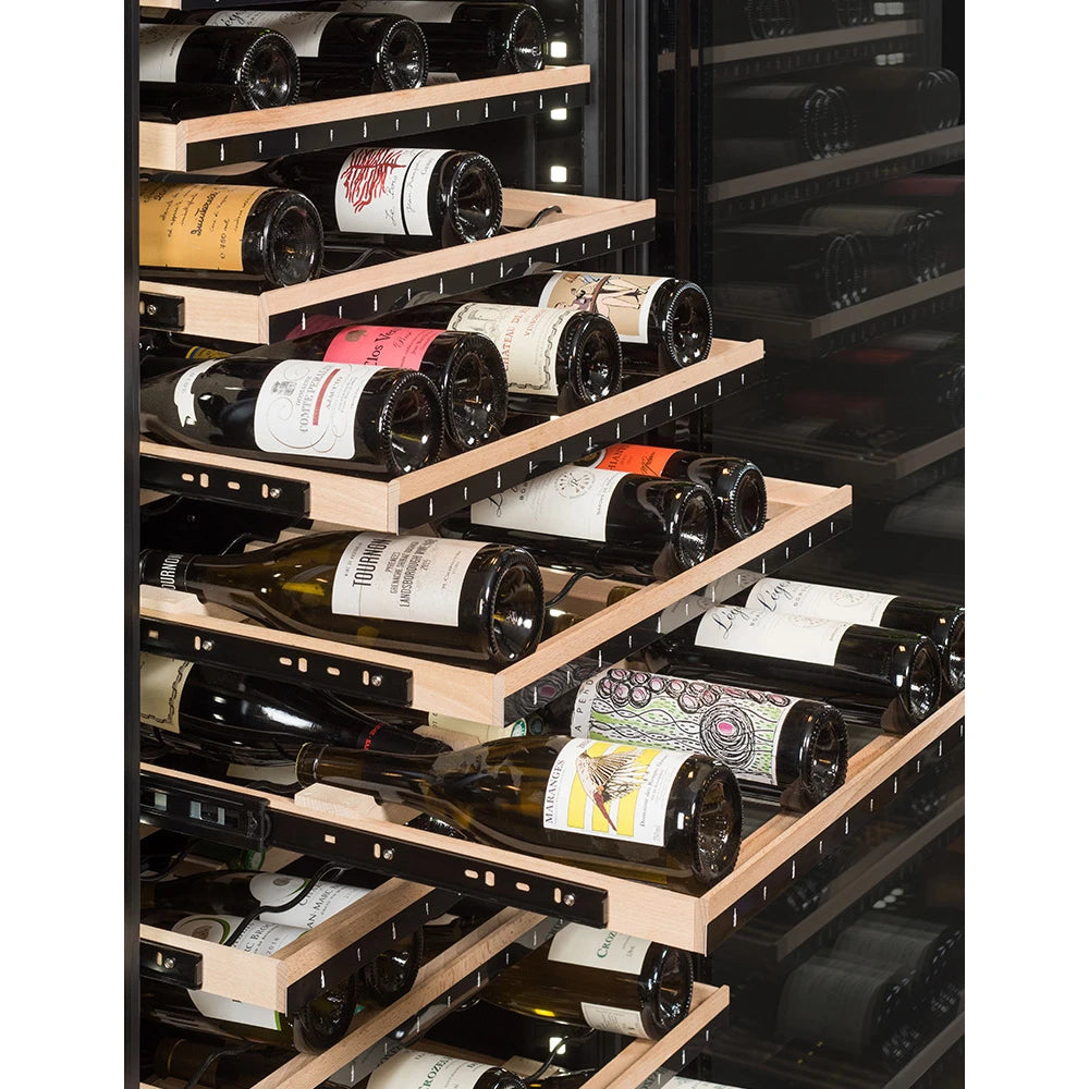Vista de la Vinoteca 185 botellas La Sommelière ECELLAR185G2 completamente abastecida con botellas de vino