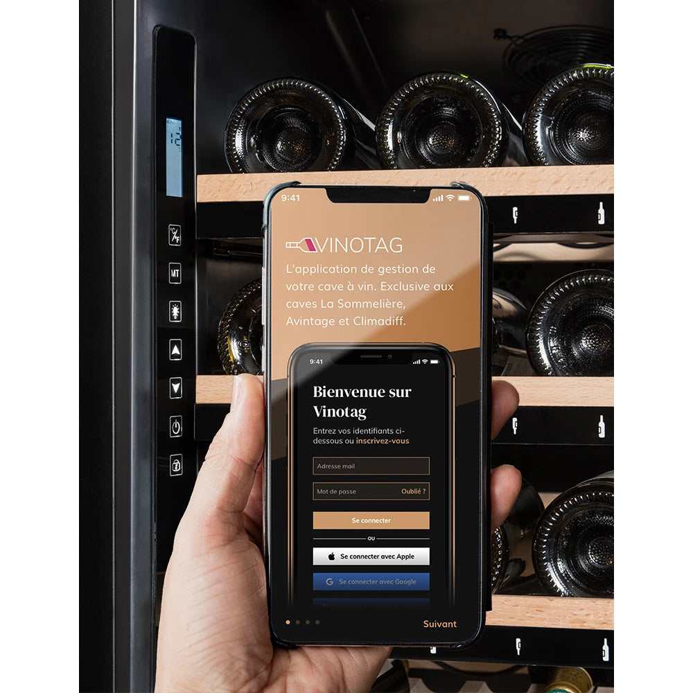 Vista de la Vinoteca 185 botellas La Sommelière ECELLAR185G2 completamente abastecida con botellas de vino