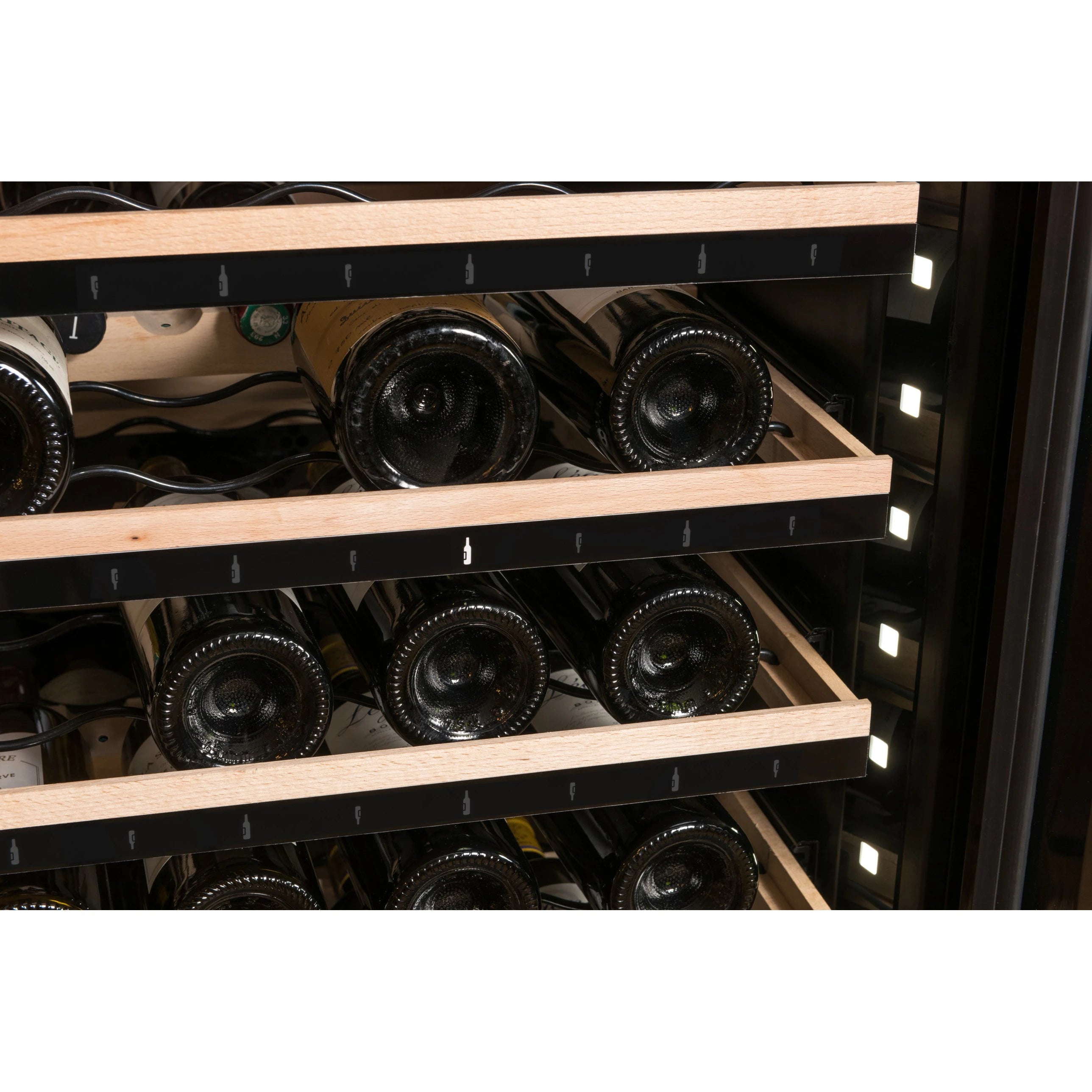 Vista de la Vinoteca 185 botellas La Sommelière ECELLAR185G2 repleta de botellas en estantes de madera