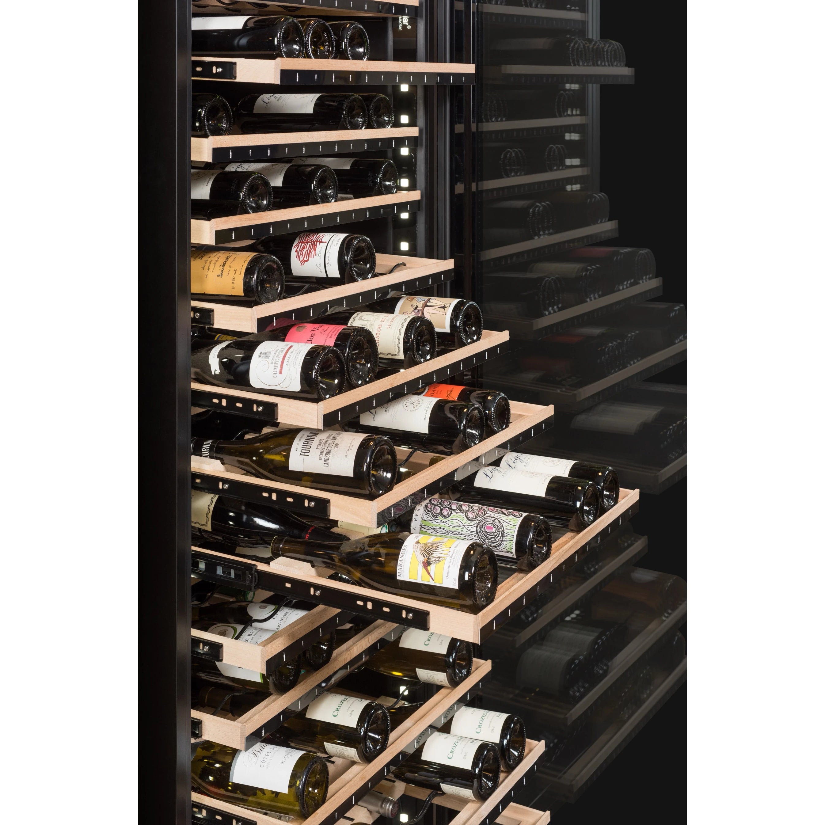 Vista de la Vinoteca 185 botellas La Sommelière ECELLAR185G2 con estantes de madera llenos de botellas
