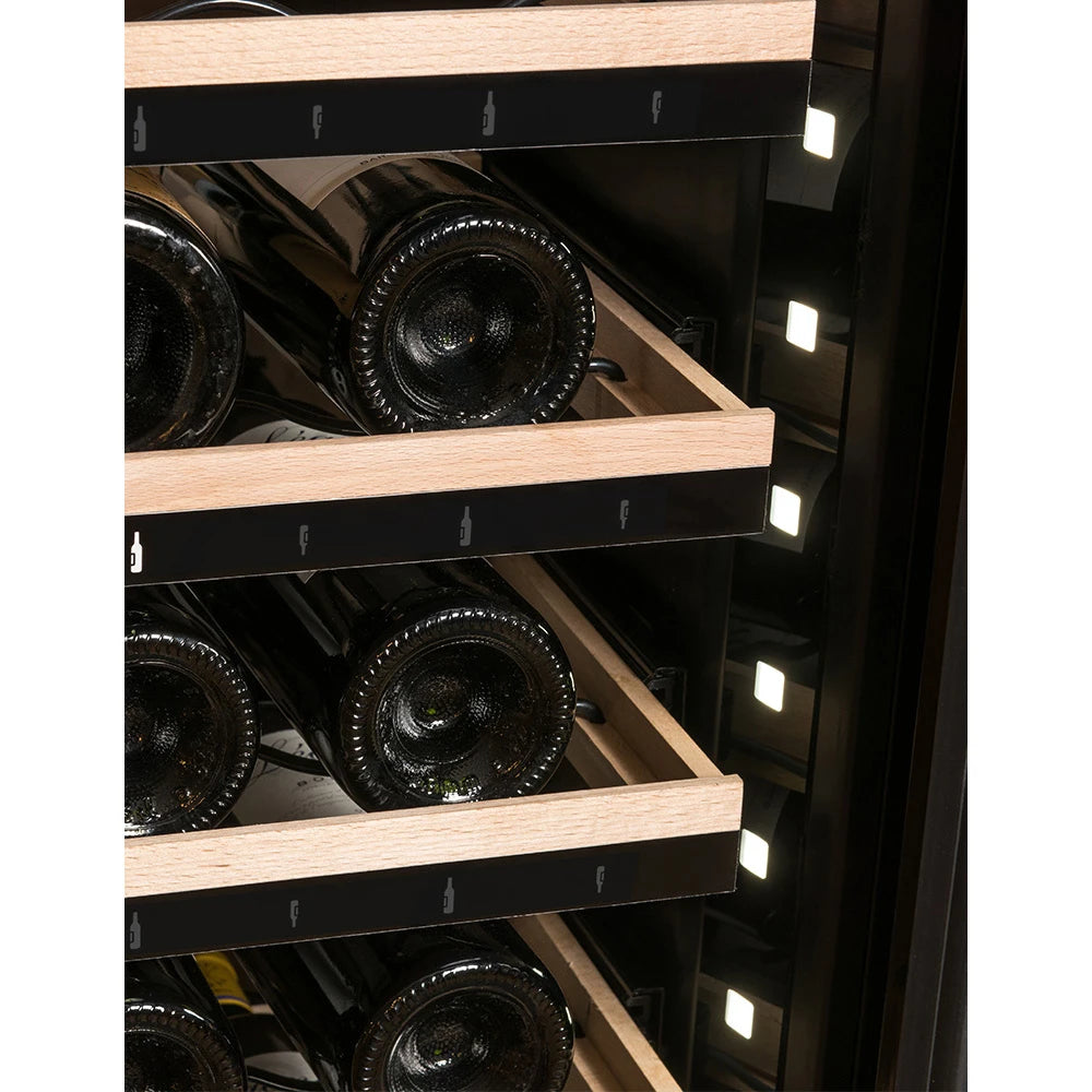 Vista de la Vinoteca 185 botellas La Sommelière ECELLAR185G2 con estantes de madera llenos de botellas