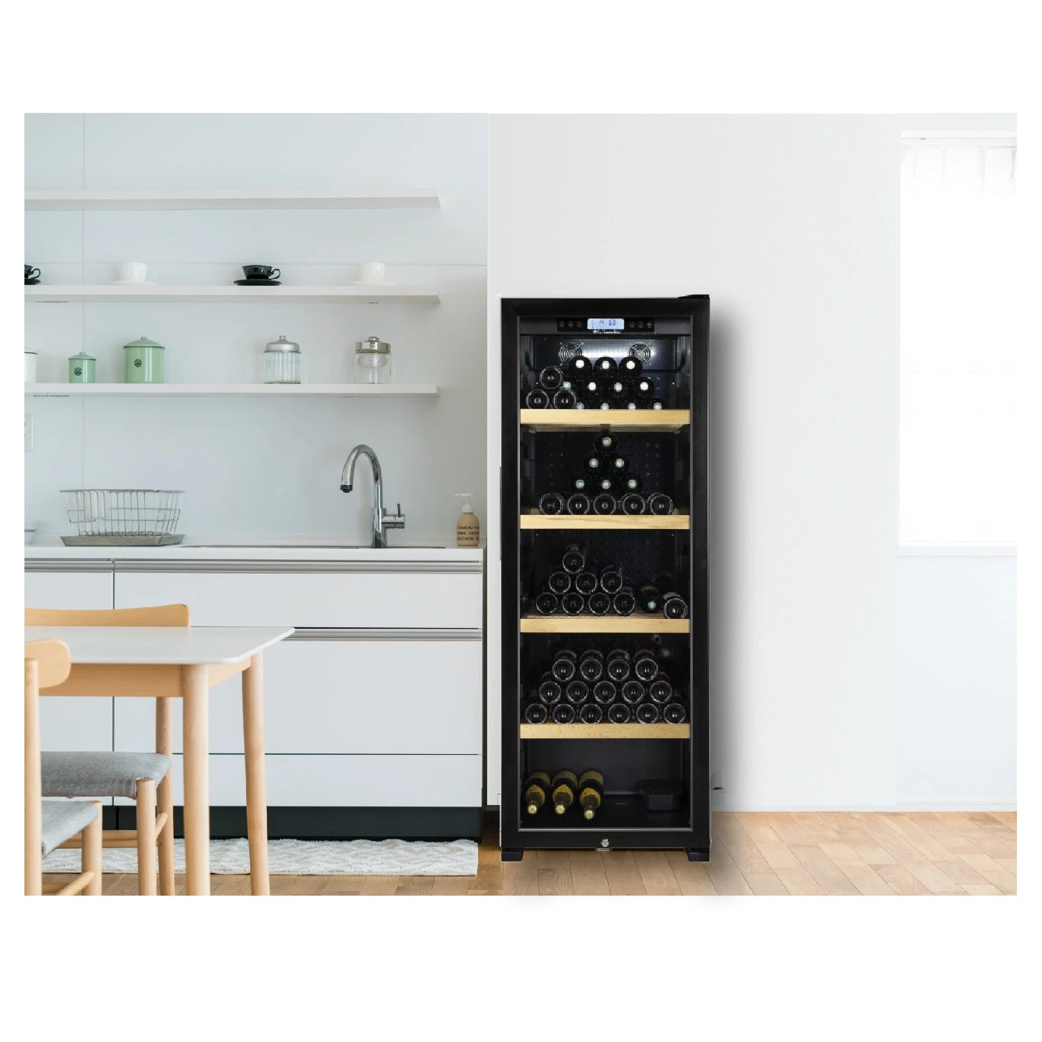 Vinoteca La Sommelière CLASSIC194 en cocina moderna con suelo de madera y estantes de madera con botellas de vino