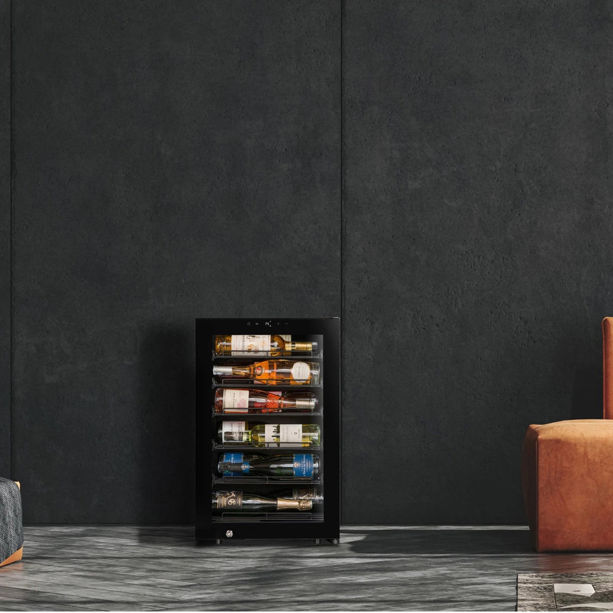 Vista de la Vinoteca 22 botellas La Sommelière COLLECTION con la puerta acristalada abierta, repleta de botellas en estantes de madera em un salón moderno