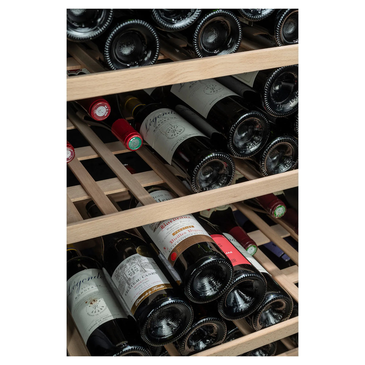 Detalle de botellas de vino sobre los estantes de madera de la vinoteca La Sommelière CLASSIC240