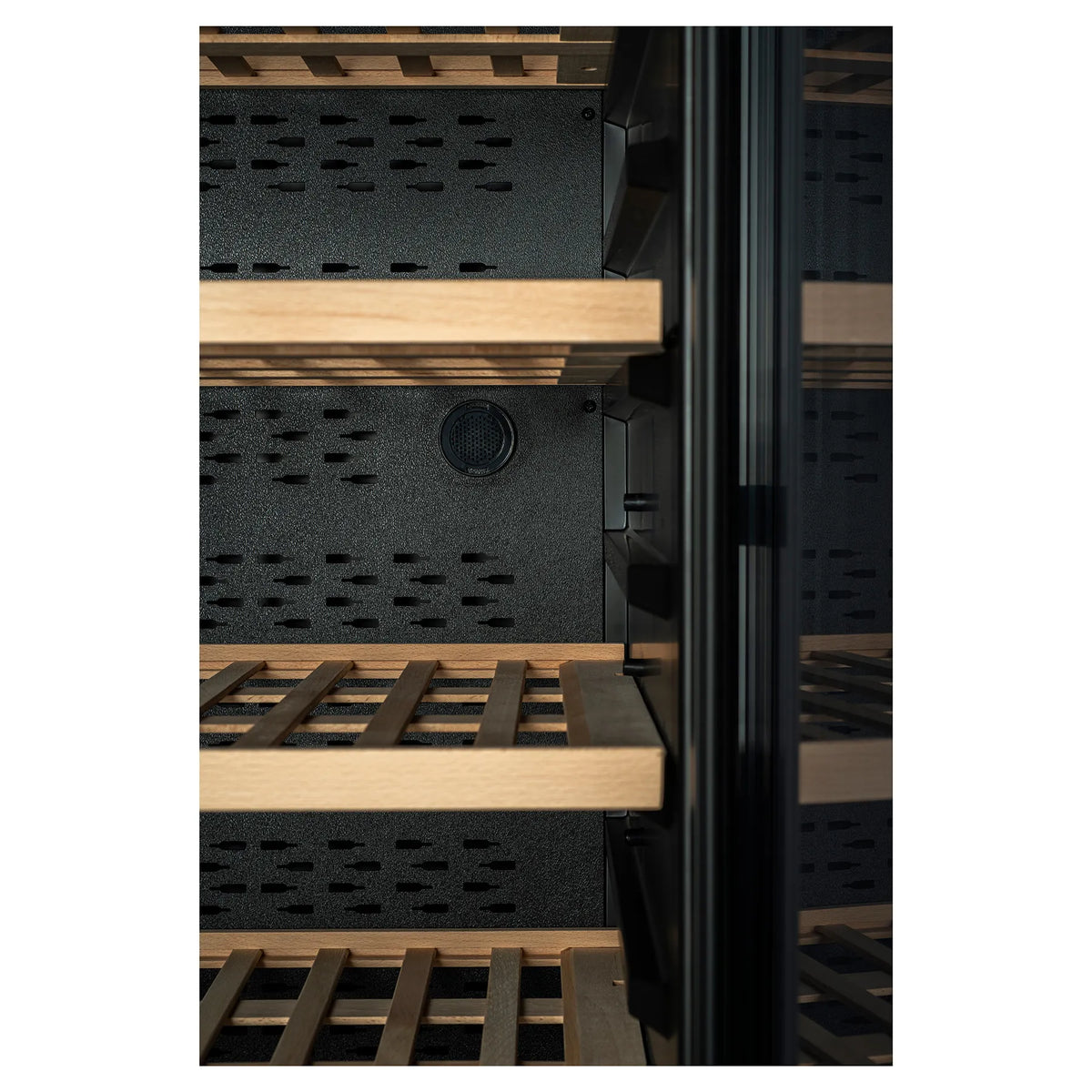 Detalle interior de los estantes de madera vacíos de la vinoteca La Sommelière CLASSIC240