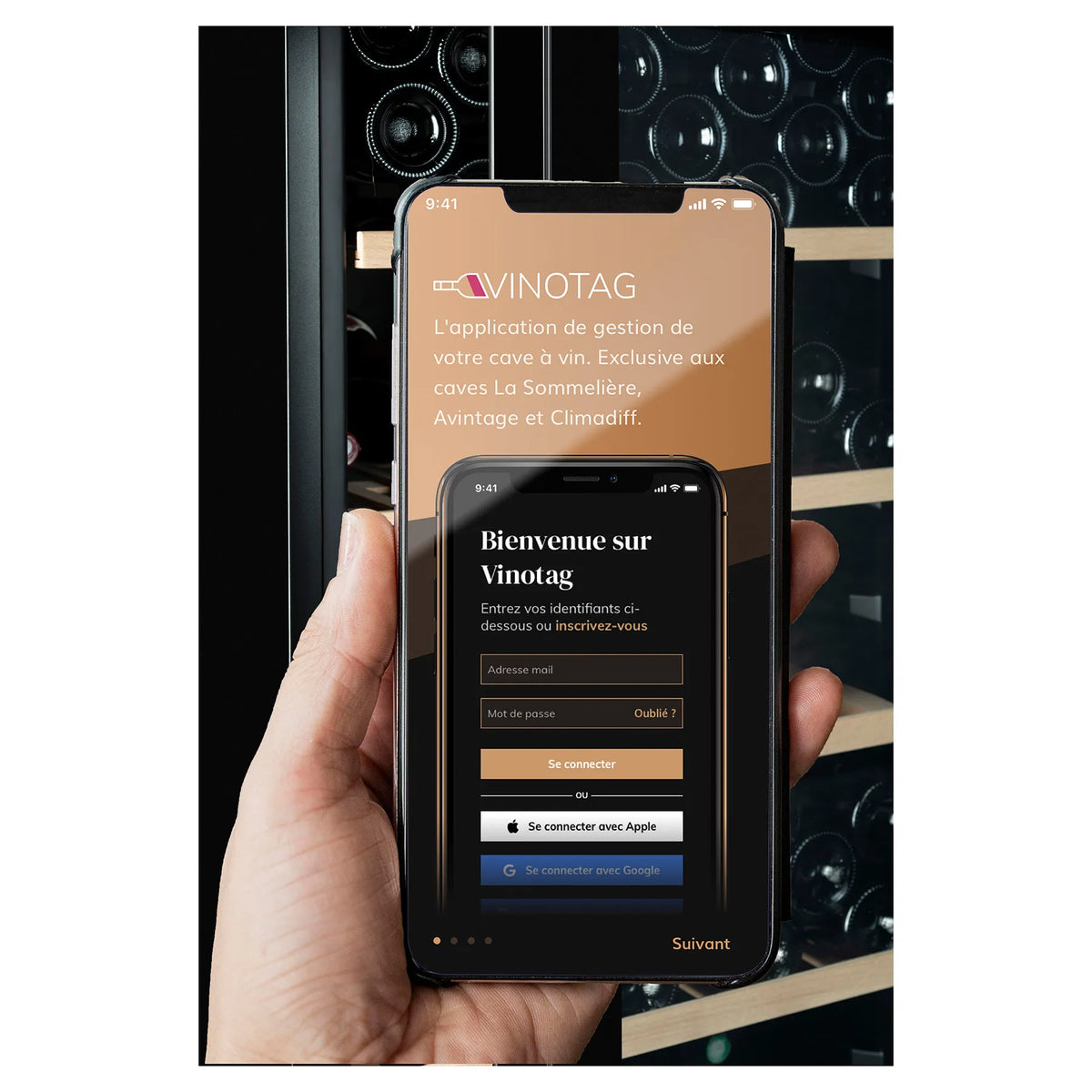 Aplicación Vinotag en un smartphone delante de la vinoteca La Sommelière CLASSIC240