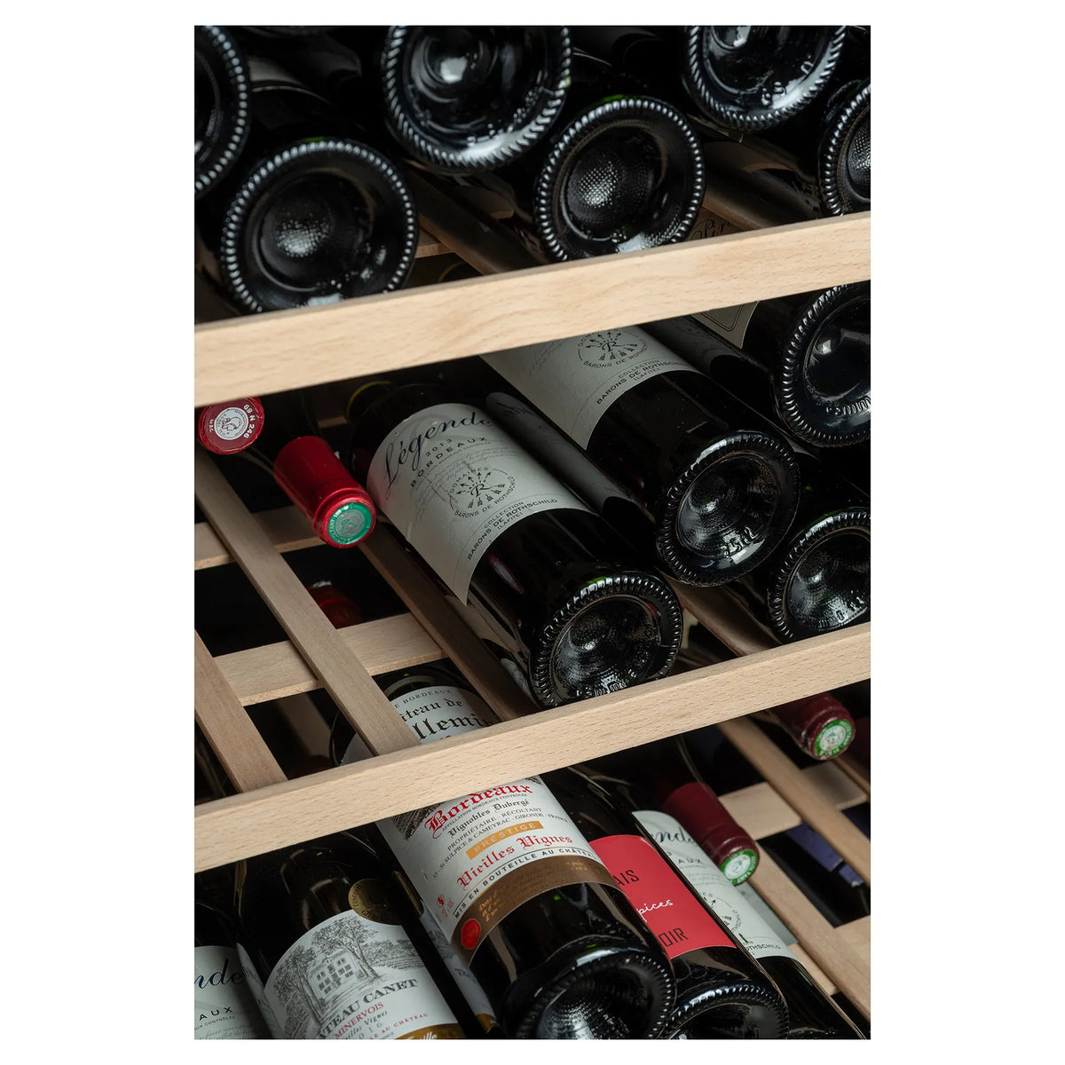 Botellas de vino colocadas en los estantes de madera de la vinoteca La Sommelière CLASSIC240