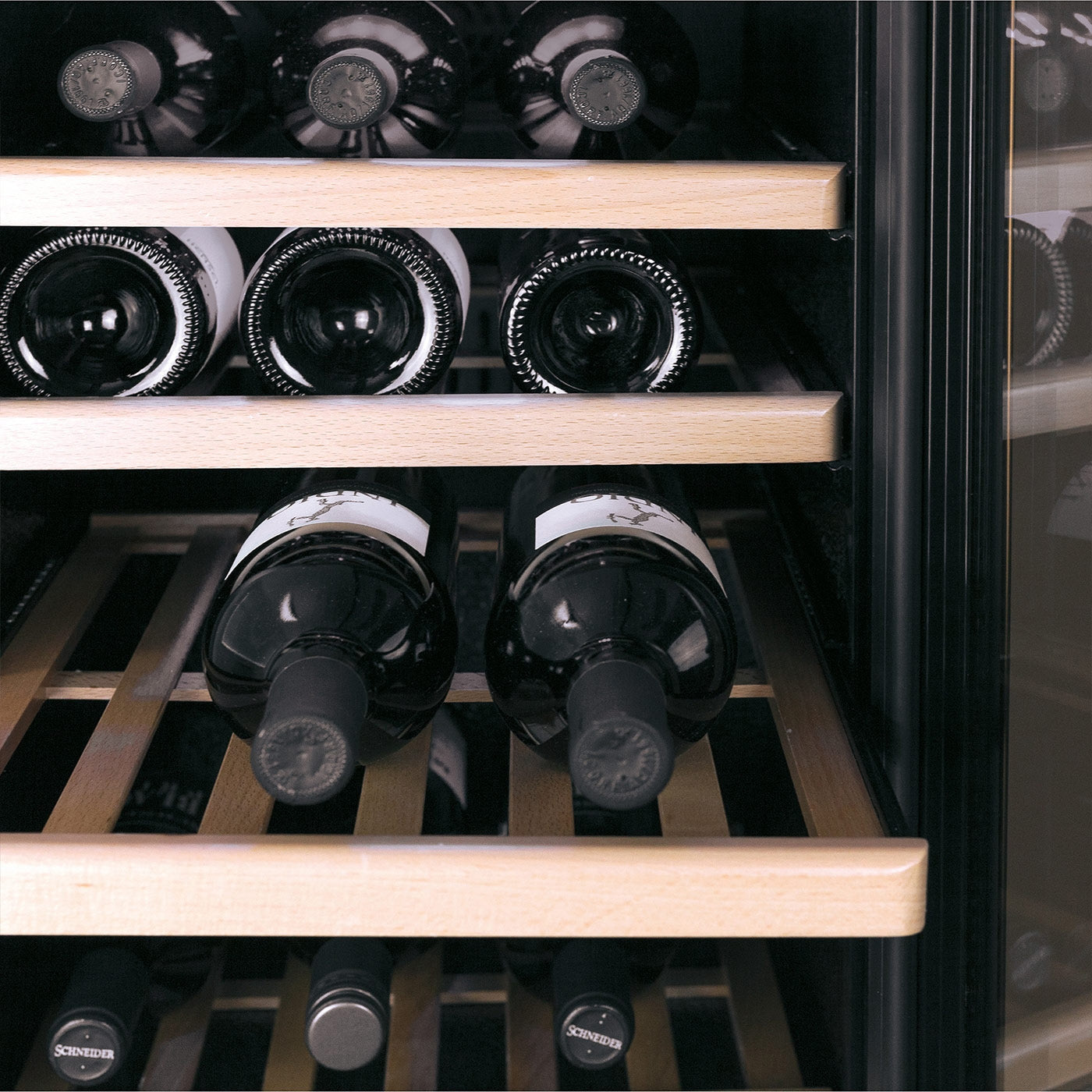 Vinoteca 24 botellas Caso WineComfort 240 Smart detalle bandejas