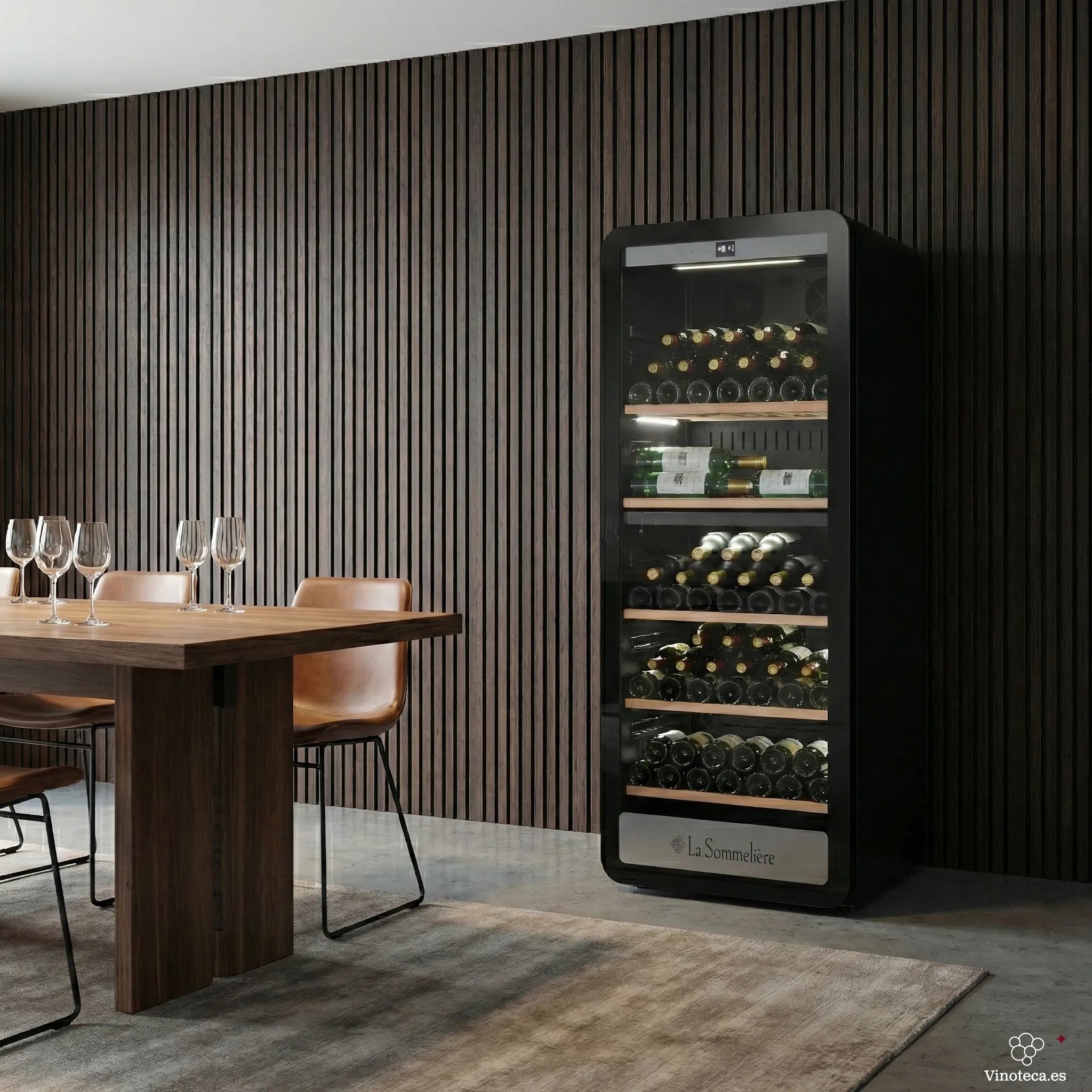 Vinoteca La Sommeliere APOGEE 250DZN de 247 botellas en ambiente moderno, con puerta de cristal y estantes de madera.