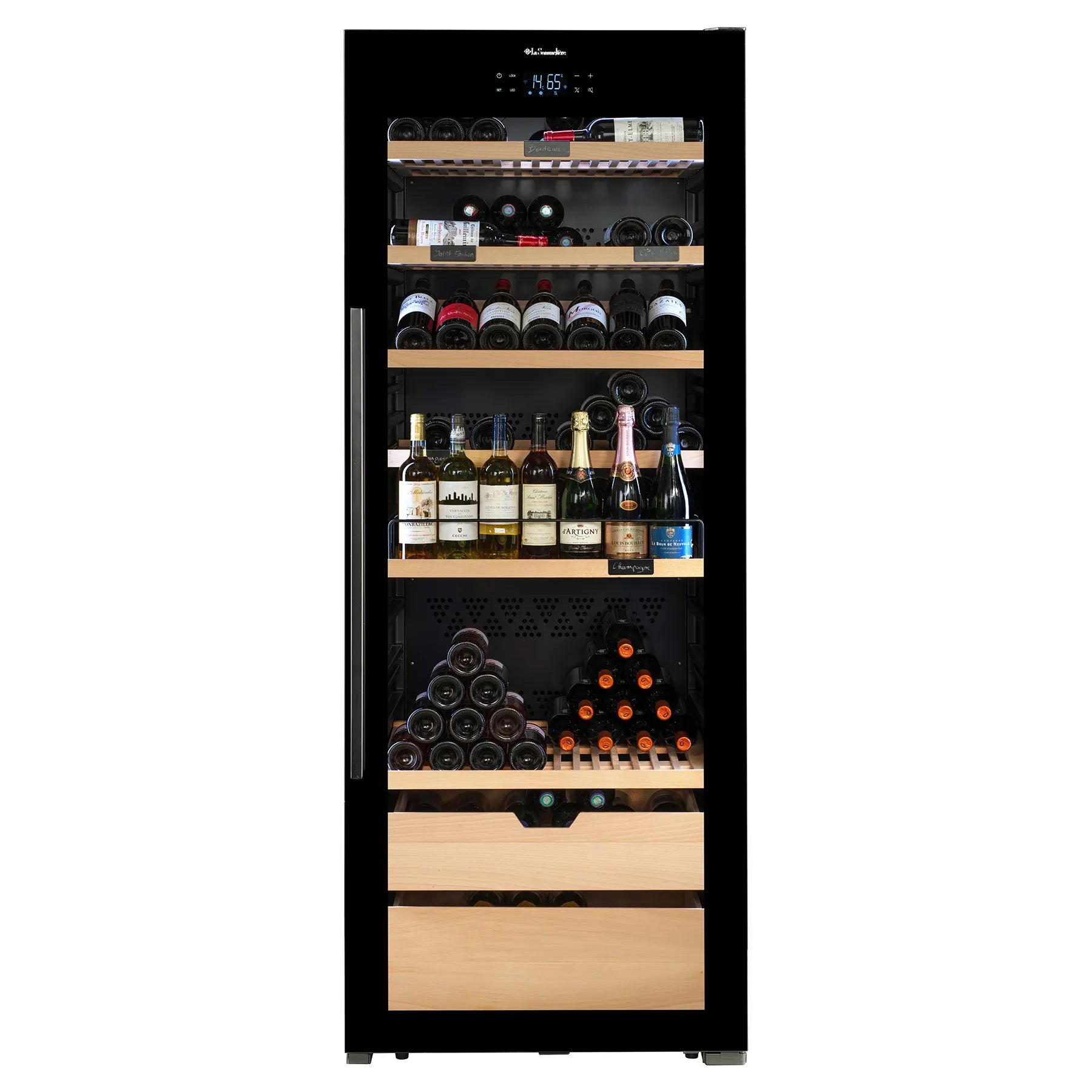 Vinoteca La Sommelière VIP273 Edition con puerta de cristal cerrada e iluminación interior fría, mostrando botellas de vino distribuidas en estantes de madera.