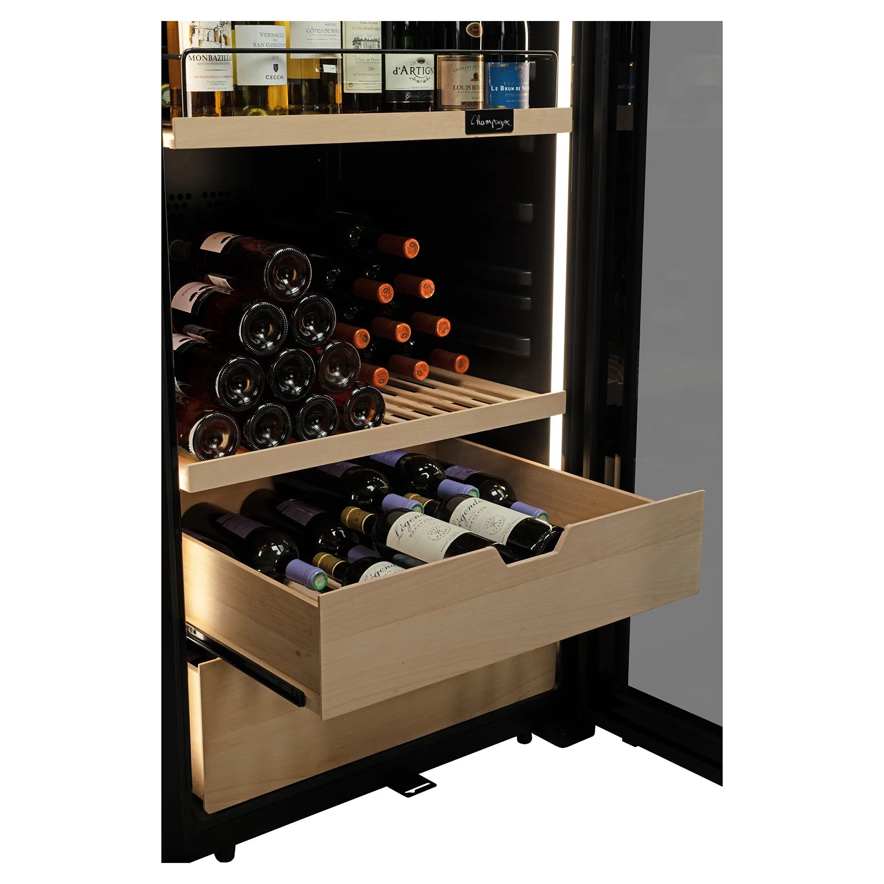 Vinoteca abierta con estantes de madera, botellas apiladas y un cajón inferior parcialmente extraído lleno de vino.