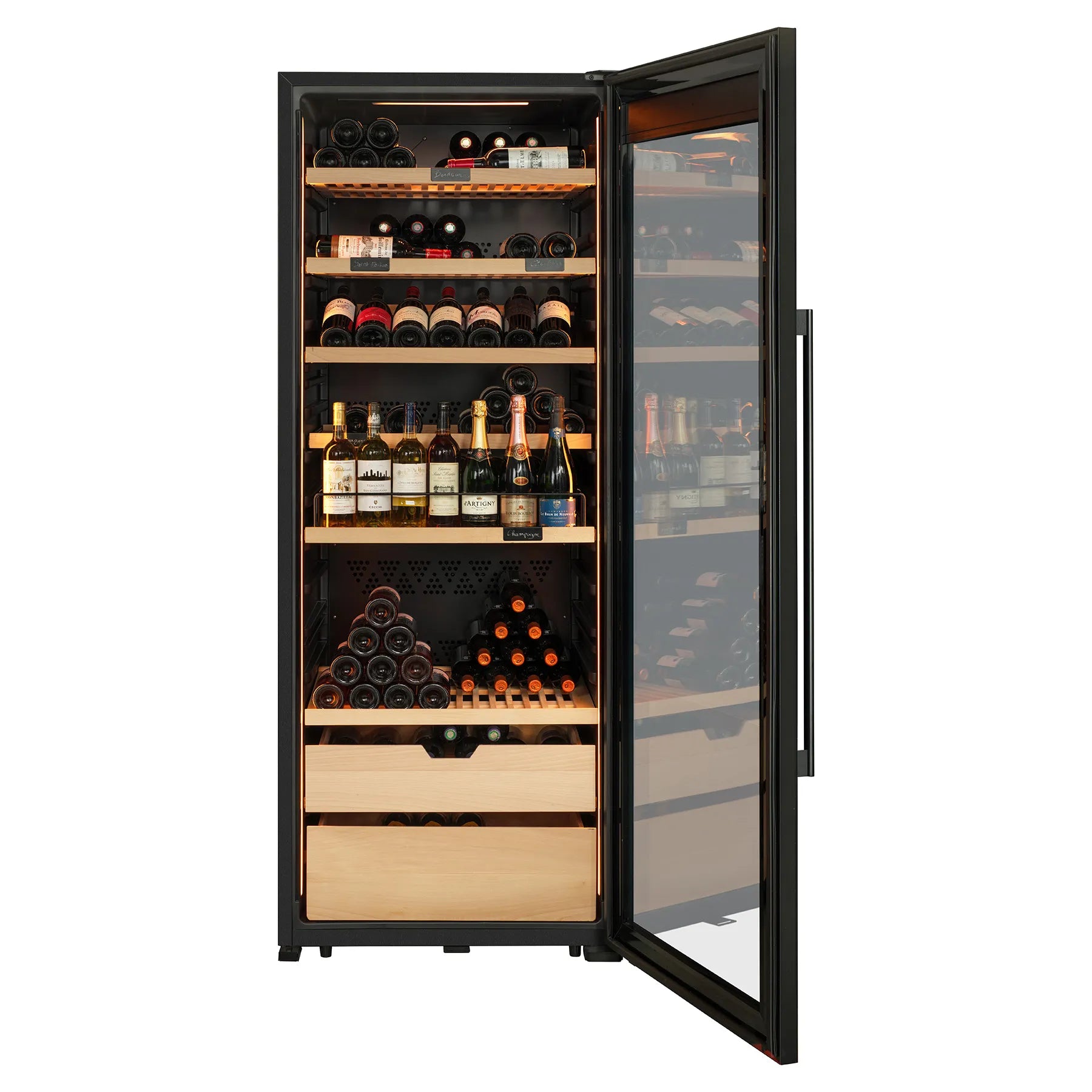 Vinoteca La Sommelière VIP273 Edition con puerta abierta, interior iluminado en tono cálido y estantes de madera con botellas de vino organizadas.