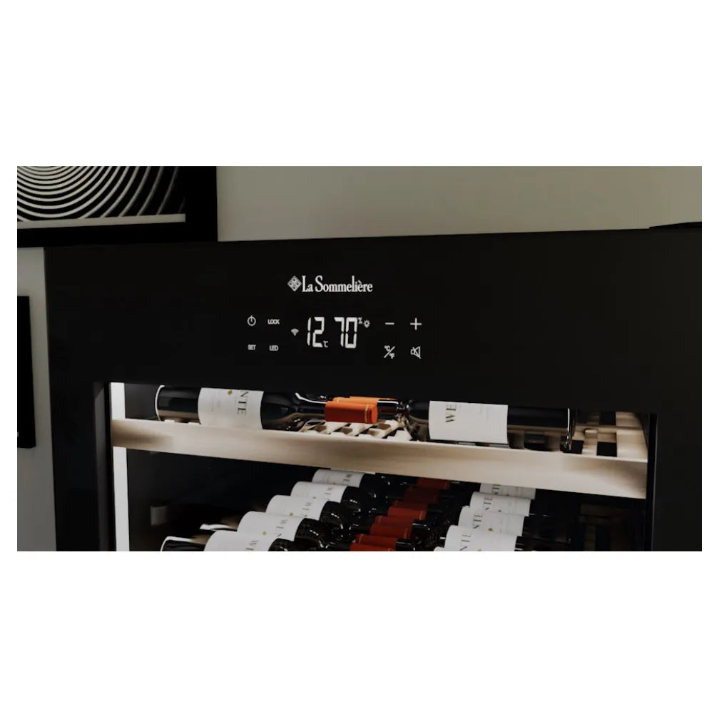Primer plano del panel digital de la vinoteca La Sommelière VIP273 Edition mostrando la temperatura configurada y botellas almacenadas en estantes de madera.