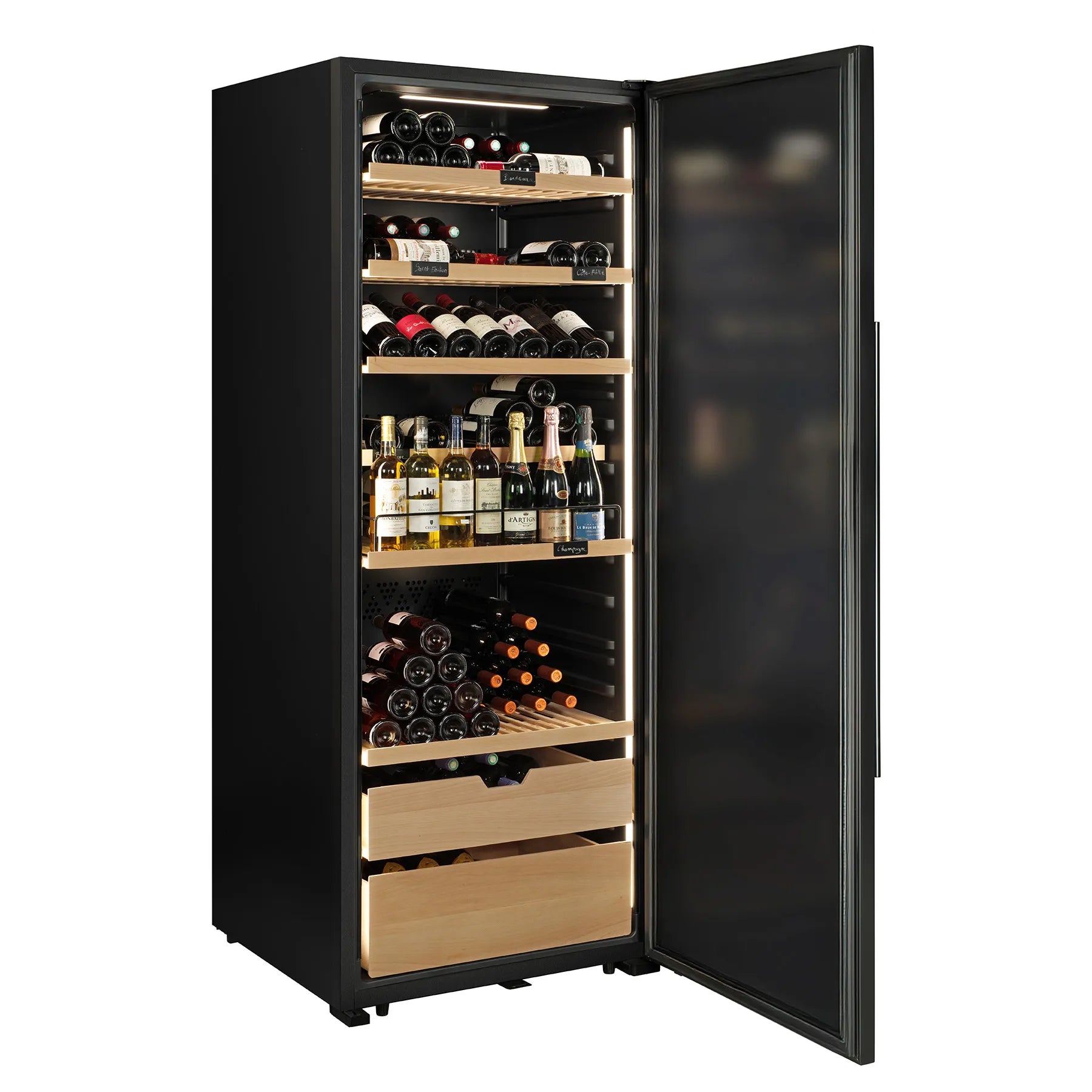 Vinoteca VIP275P Edition abierta con luz interior blanca, estantes de madera y botellas colocadas horizontalmente y en posición de exhibición, con cajones en la parte inferior.