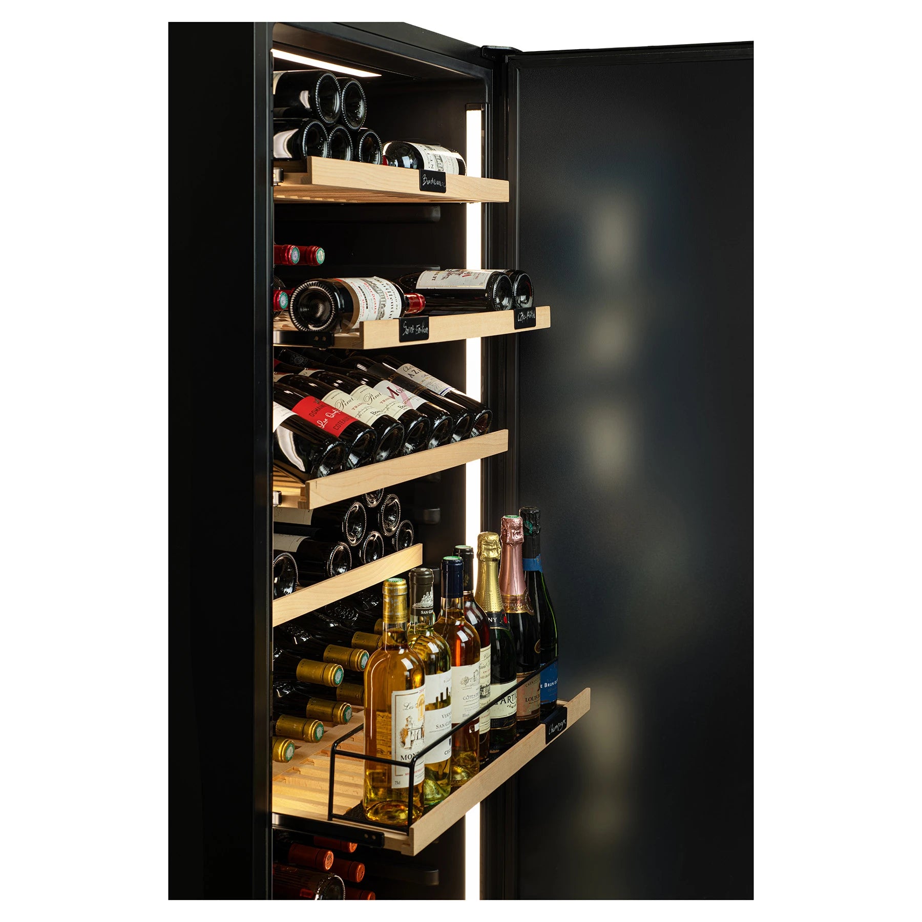 Vista lateral interior de la vinoteca con estantes de madera iluminados y botellas organizadas, incluyendo una bandeja deslizante con botellas en posición vertical.