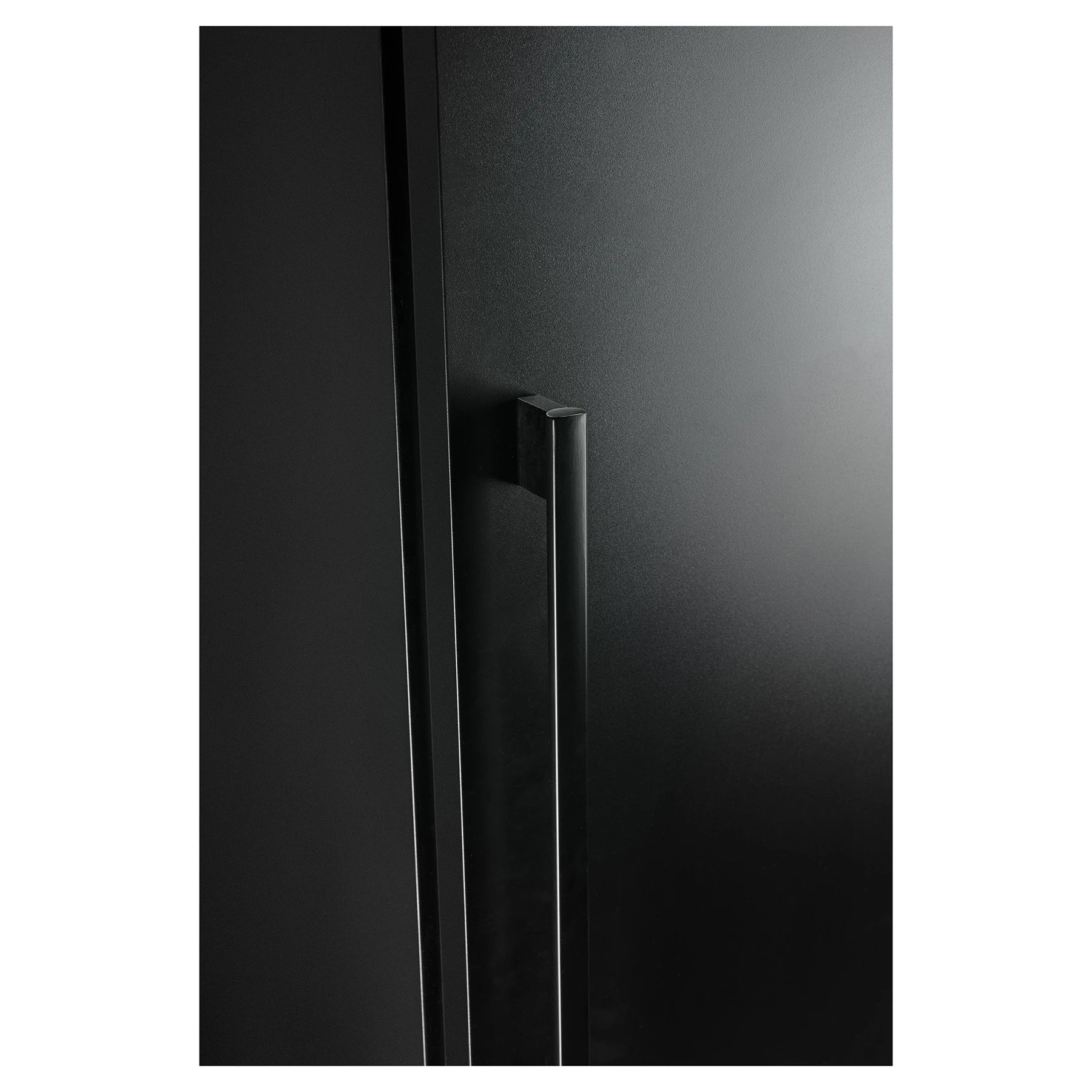 Primer plano del tirador vertical de la vinoteca en acabado negro mate, integrado en la puerta con diseño minimalista.