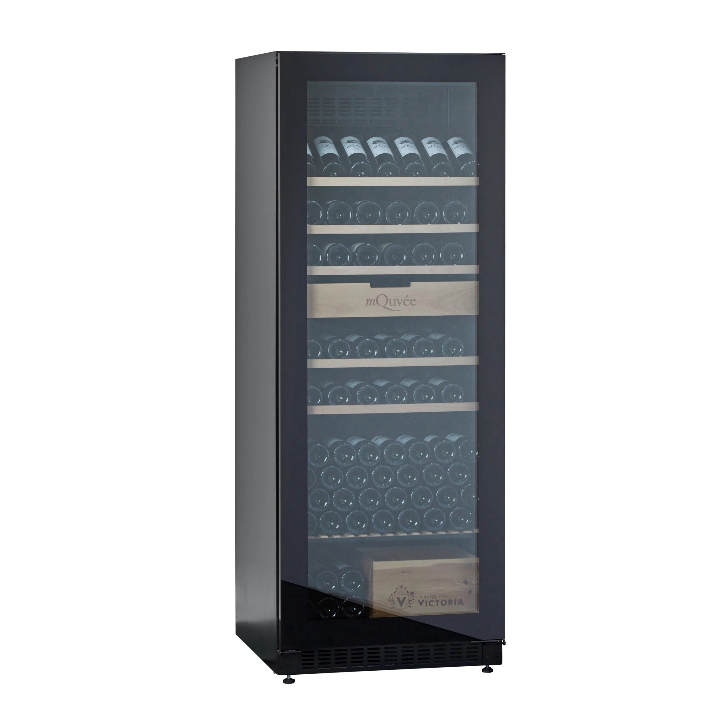 Vista en ángulo de la vinoteca mQuvée VELVET 220 Premium Package con la puerta de cristal cerrada, dejando ver botellas de vino almacenadas horizontalmente en estantes de madera y una caja de madera con la marca “VICTORIA” en la parte inferior.