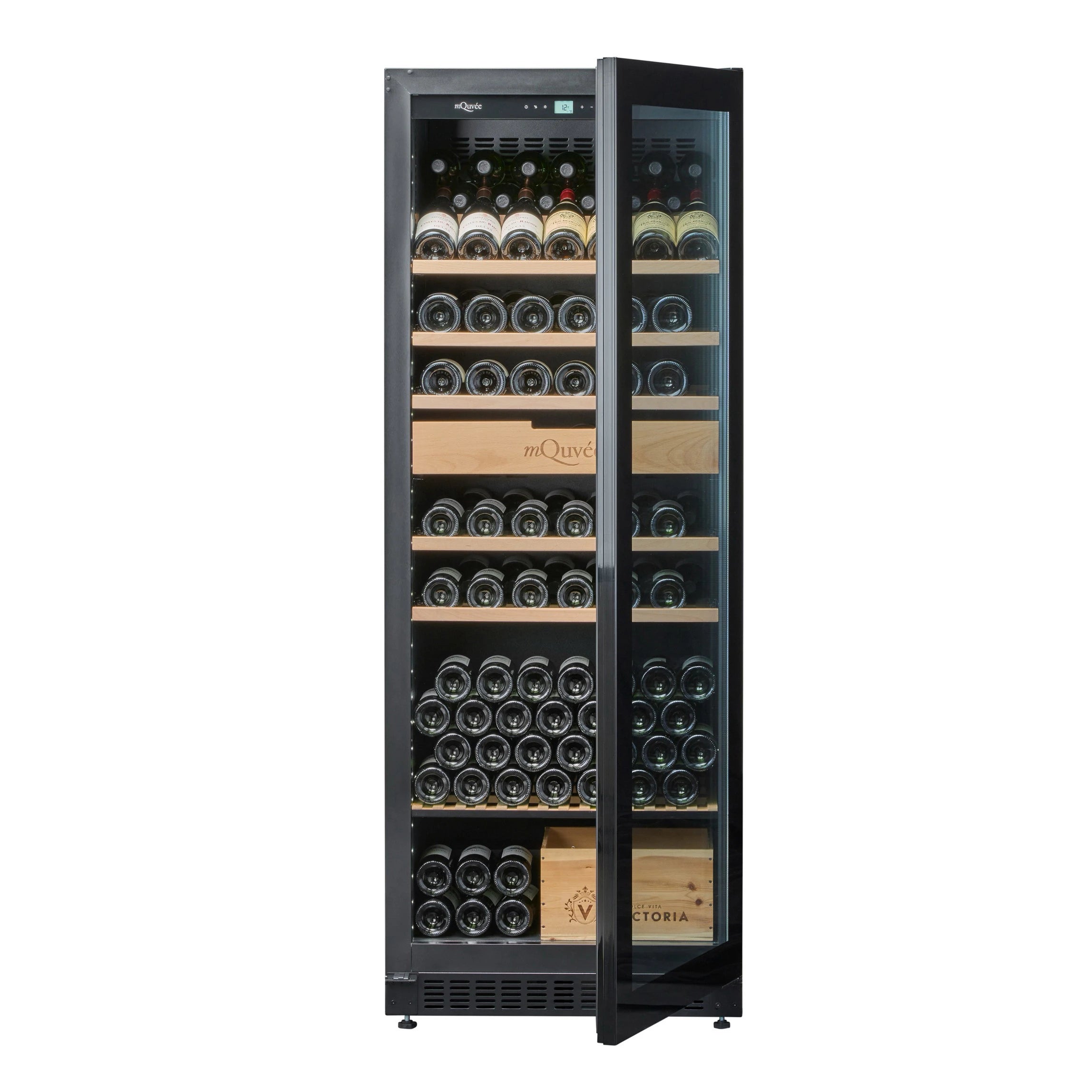 Vista frontal de la vinoteca mQuvée VELVET 220 Premium Package con la puerta de cristal abierta, revelando múltiples botellas de vino organizadas en estantes de madera y una caja de madera con la inscripción "VICTORIA" en la parte inferior.