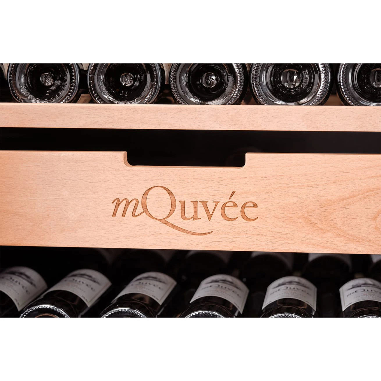 Primer plano del cajón de madera con el logotipo grabado de mQuvée dentro de la vinoteca mQuvée VELVET 220 Premium Package, rodeado de botellas de vino colocadas horizontalmente.