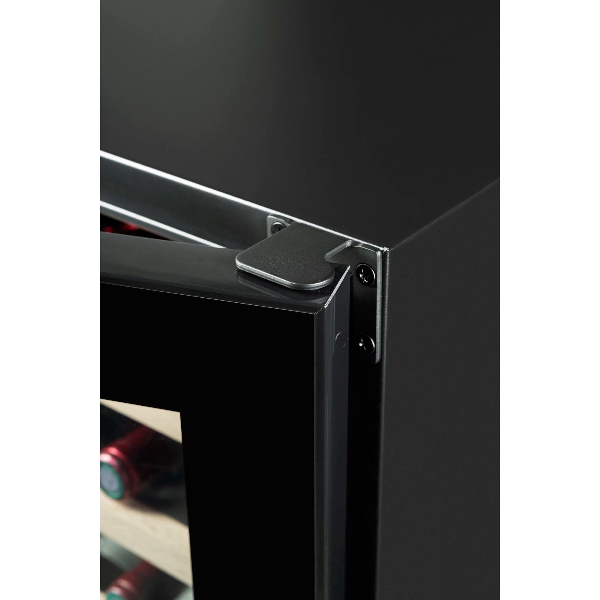 Detalle de la bisagra metálica superior en la puerta de vidrio de la vinoteca Climadiff, mostrando su sistema de apertura lateral.