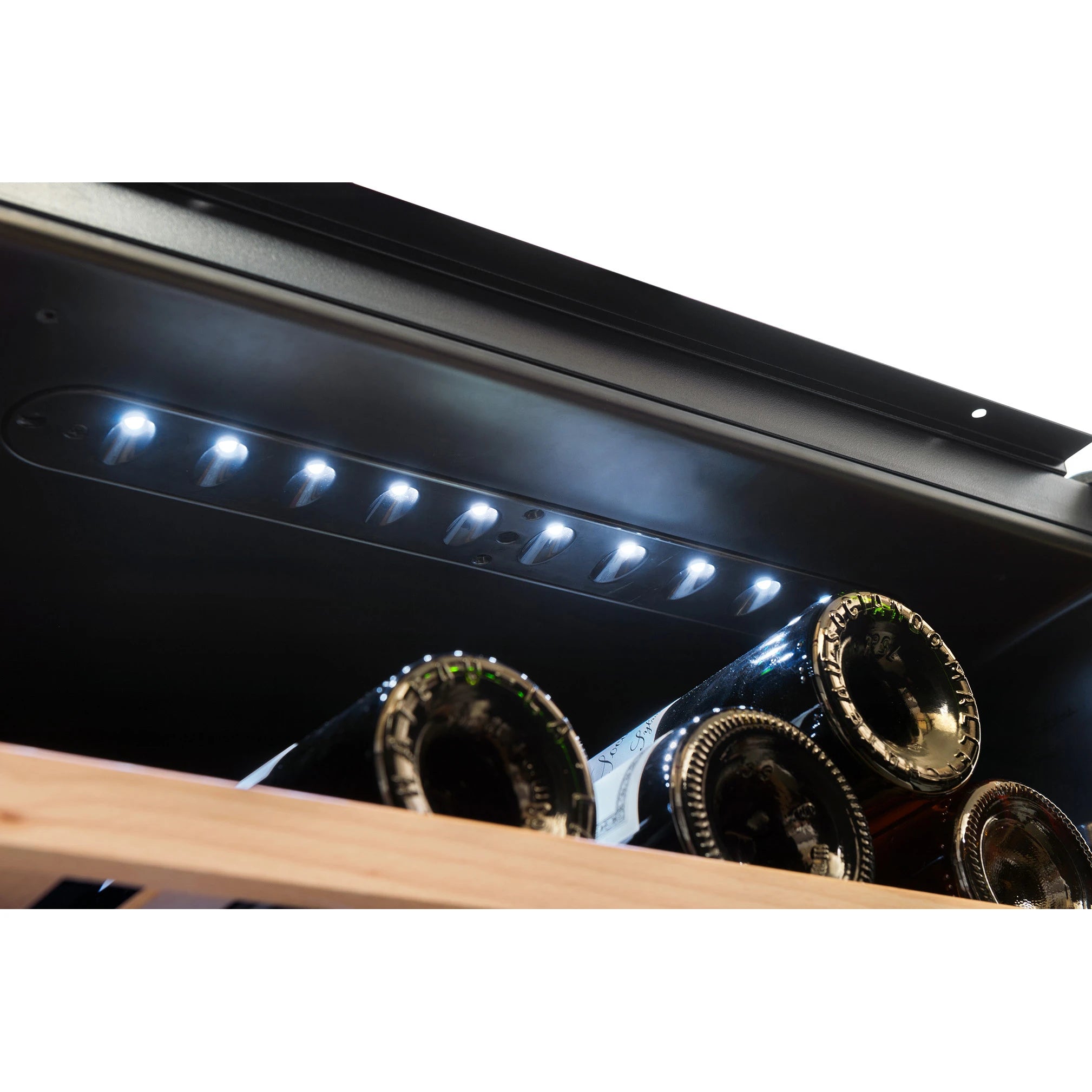 Vista de la Vinoteca 28 botellas La Sommelière LSBI28B completamente abastecida con botellas de vino