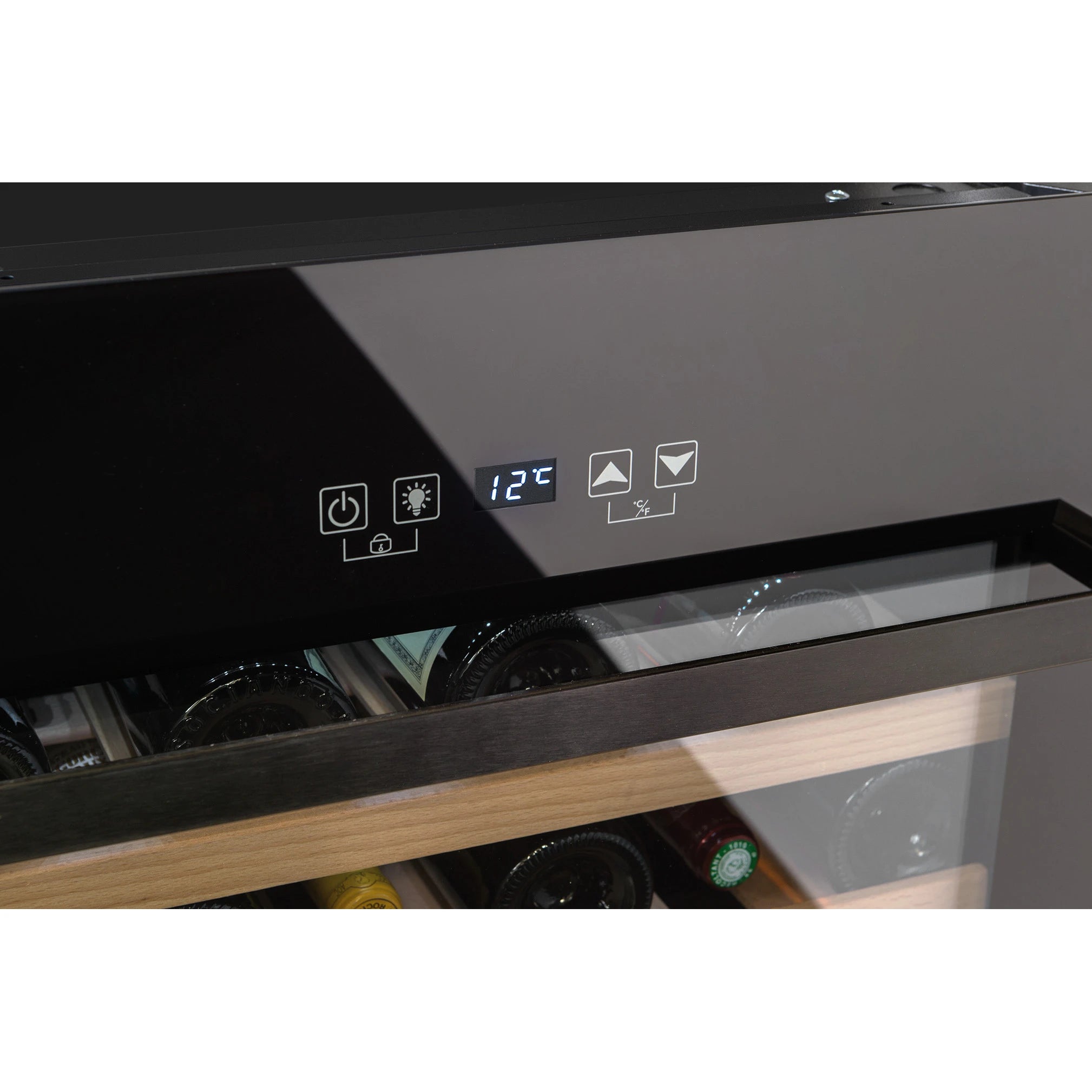 Vista de la Vinoteca 28 botellas La Sommelière LSBI28B cargada de botellas de vino tinto y blanco