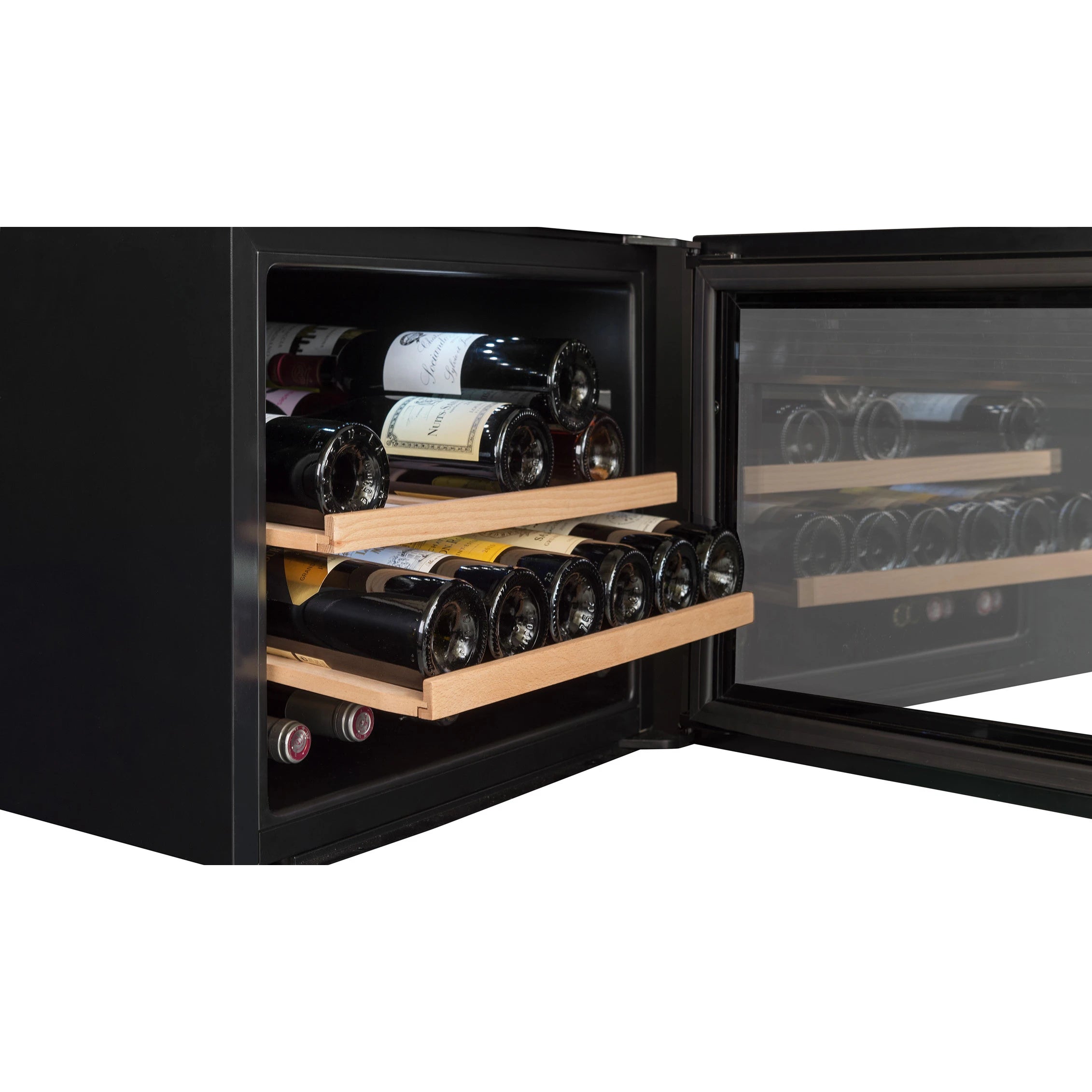 Vista de la Vinoteca 28 botellas La Sommelière LSBI28B repleta de botellas en estantes de madera