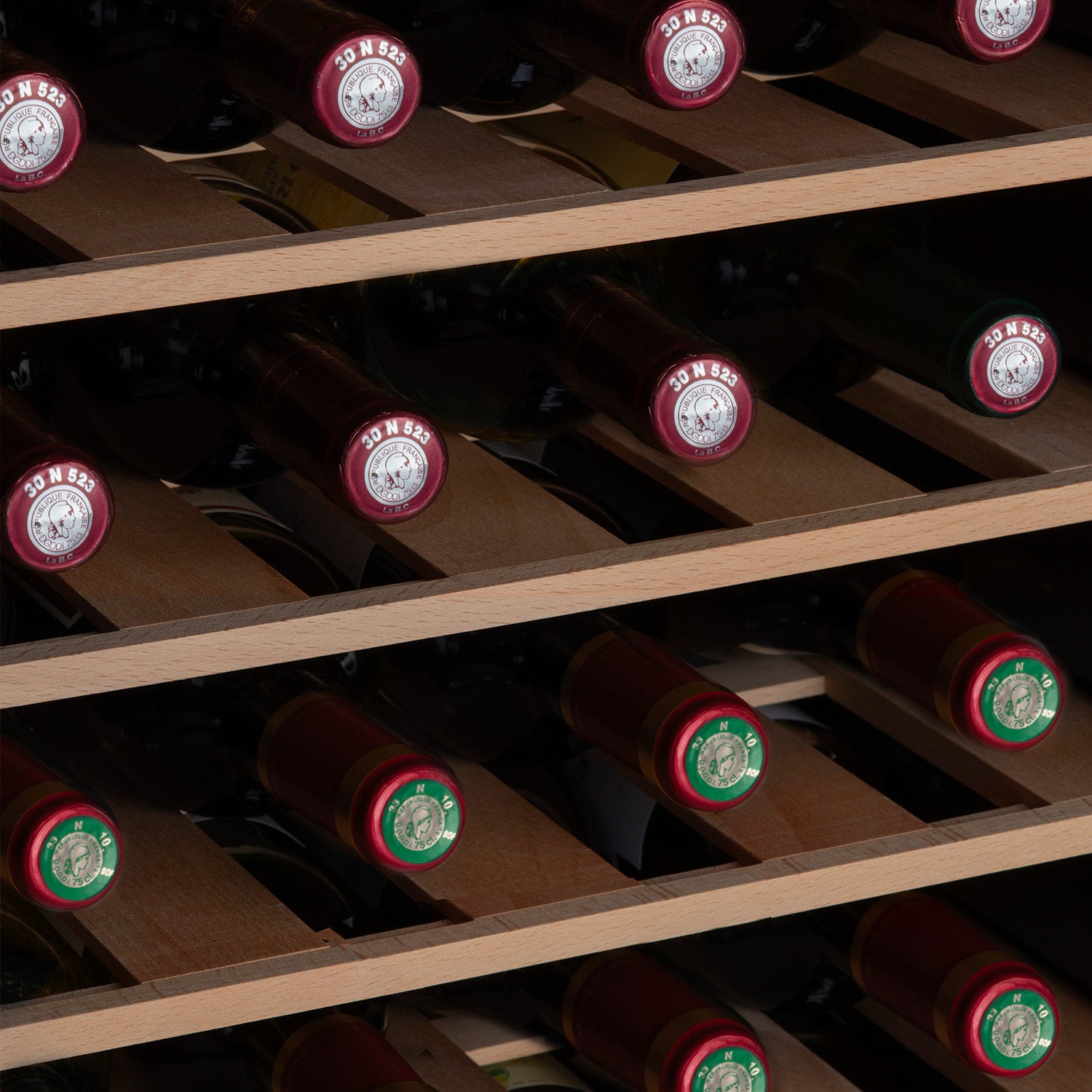 Vinoteca 28 botellas Les Petits Champs CAVCB28 Black detalle de bandejas