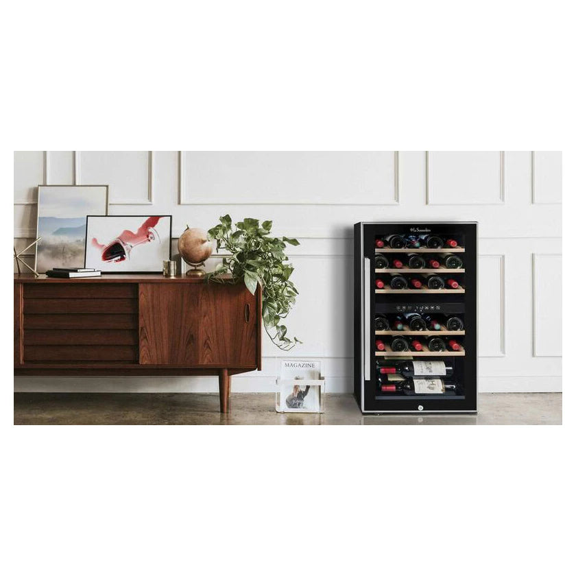 Vinoteca La Sommelière ECS30.2Z doble zona en ambiente de salón junto a mueble de madera y elementos decorativos