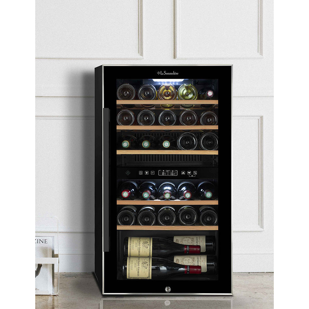 Vista de la Vinoteca 29 botellas La Sommelière ECS31.2Z doble zona repleta de botellas en estantes de madera