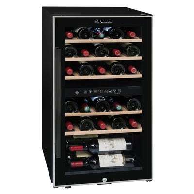 Vinoteca La Sommelière ECS31.2Z con capacidad para 29 botellas, diseño en negro con puerta de vidrio, tirador lateral metálico y estantes de madera; incluye doble zona de temperatura con control digital central.