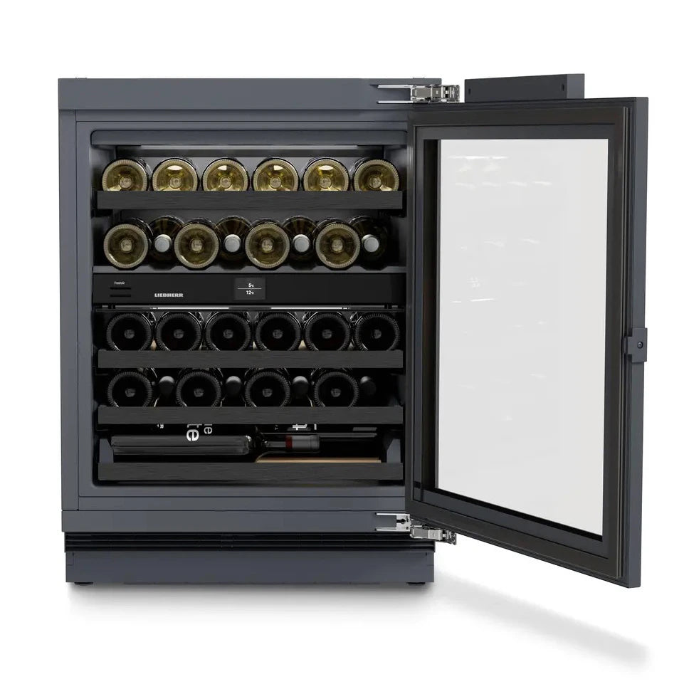 Vinoteca Liebherr UWpri 3662 con puerta abierta, mostrando cinco estantes con botellas de vino organizadas horizontalmente y panel digital de control al centro.