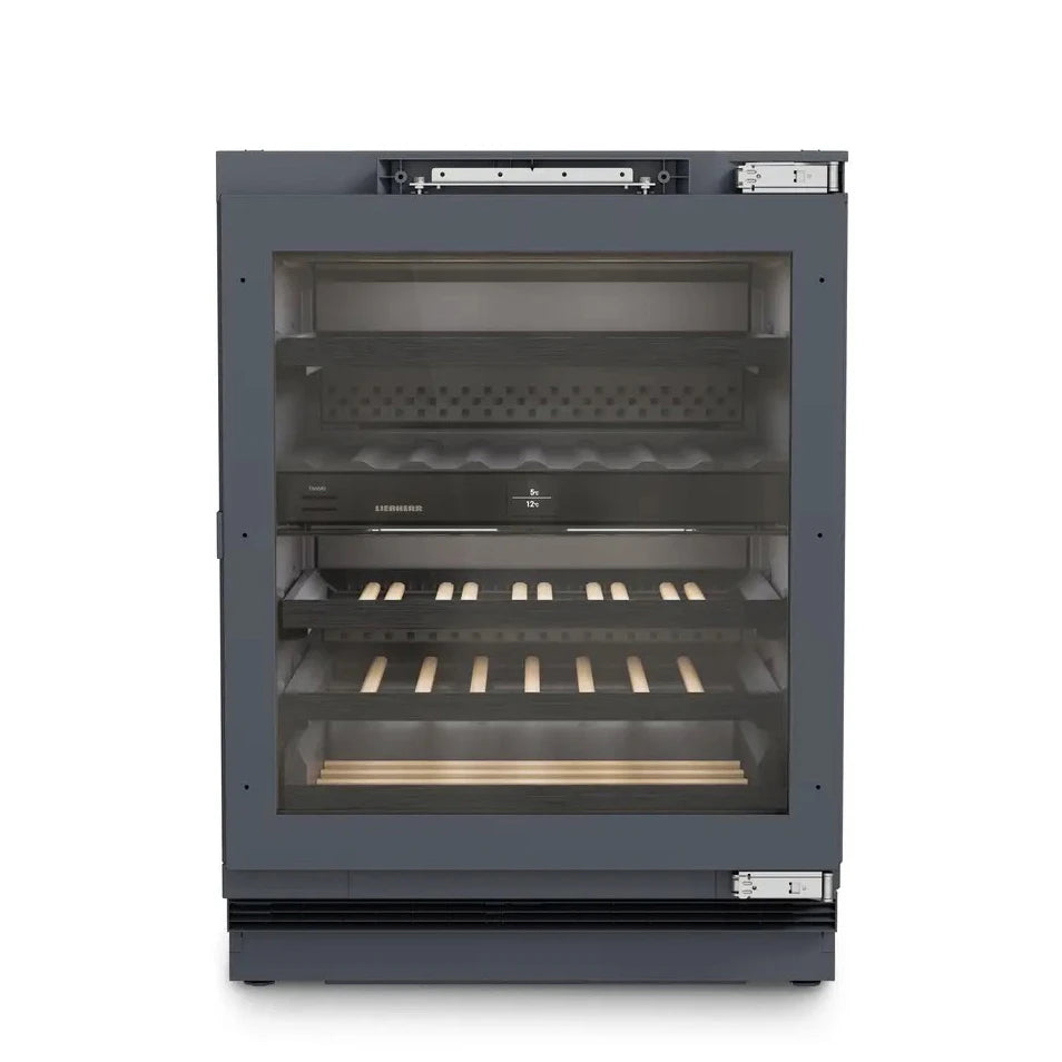 Vinoteca Liebherr UWpri 3662 cerrada, con puerta de vidrio ahumado que revela su interior vacío con estantes de madera iluminados.