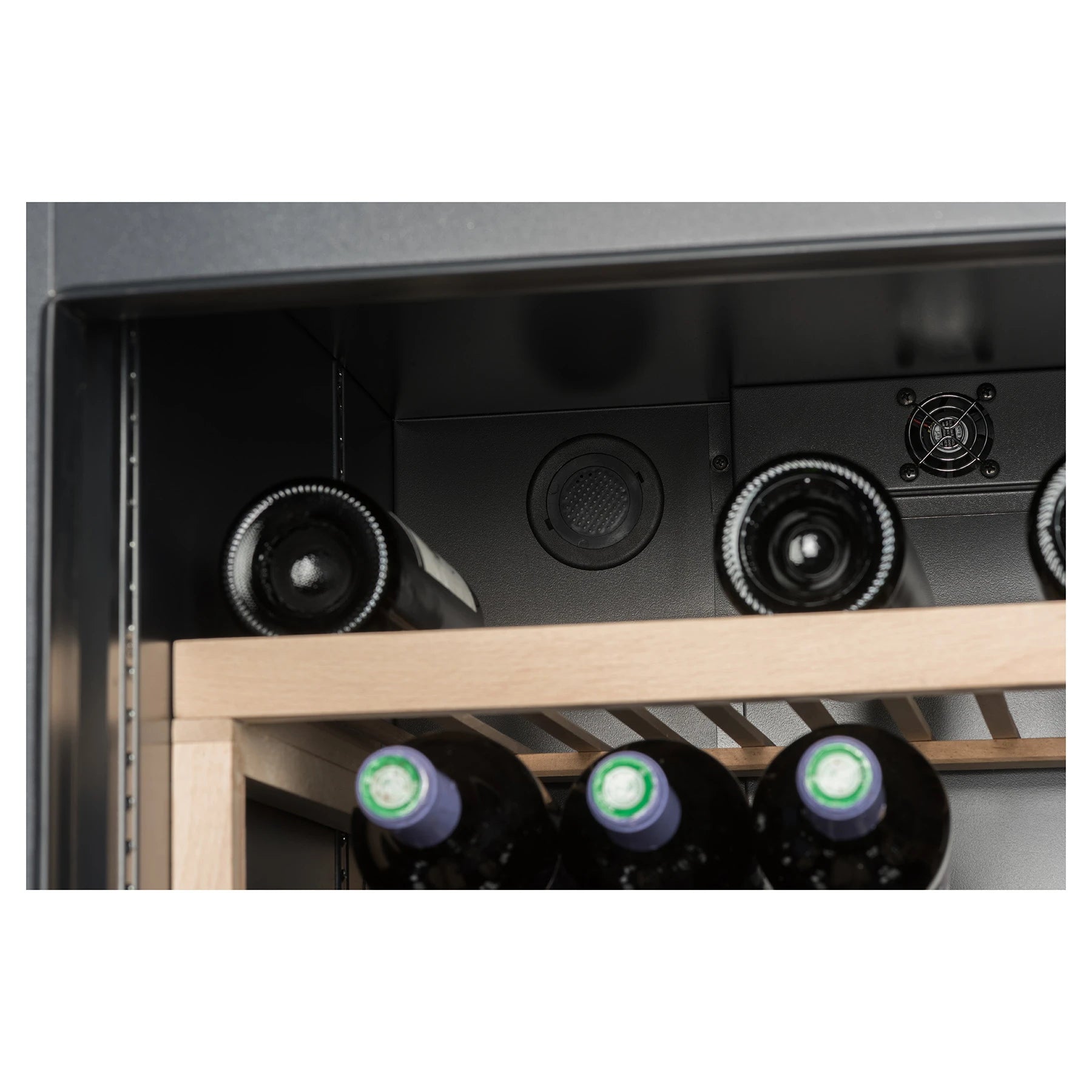 Detalle del sistema de ventilación y compresor en el interior superior de la vinoteca La Sommelière VIP330V