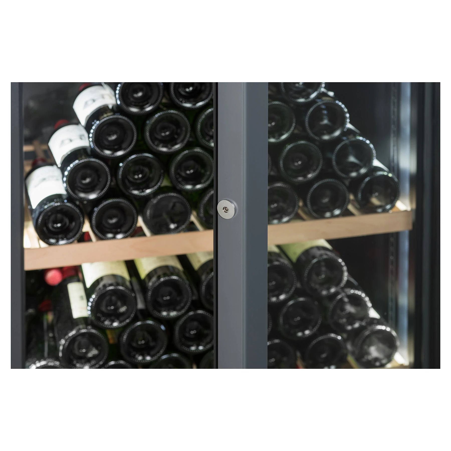 Detalle de las botellas de vino en posición horizontal en los estantes de madera de la vinoteca La Sommelière VIP330V