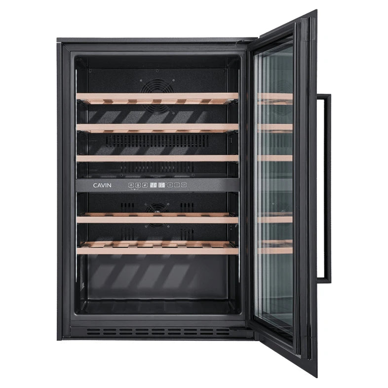 Cavin Scandinavian Collection 90 Fullglass Black, detalle de estantes de madera extraíbles.
