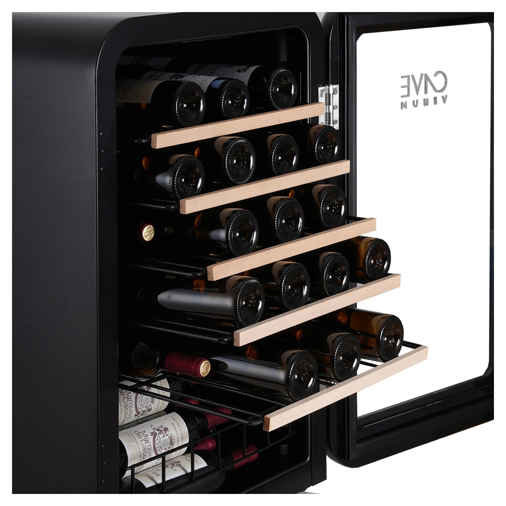 Vinoteca Cavevinum CV-45 con puerta abierta y estantes de madera extraíbles, mostrando botellas almacenadas en su interior.