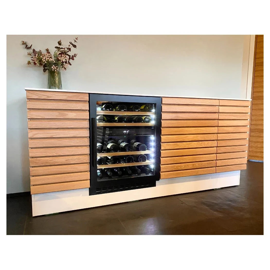 Detalle interior de la vinoteca mQuvée WineCave 700 60D con botellas en las baldas