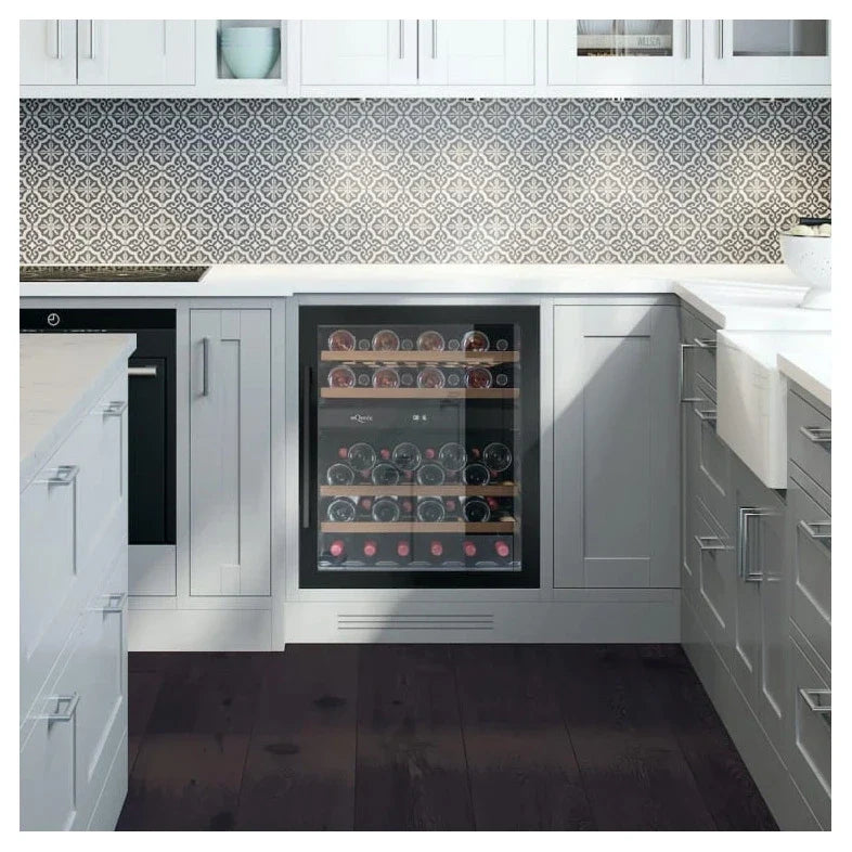 Vinoteca mQuvée WineCave 700 60D Anthracite Black integrada bajo encimera en cocina