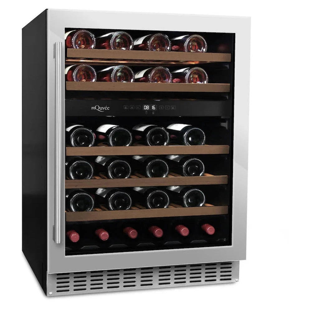 Interior de la vinoteca mQuvée WineCave 700 60D Stainless con estantes de madera