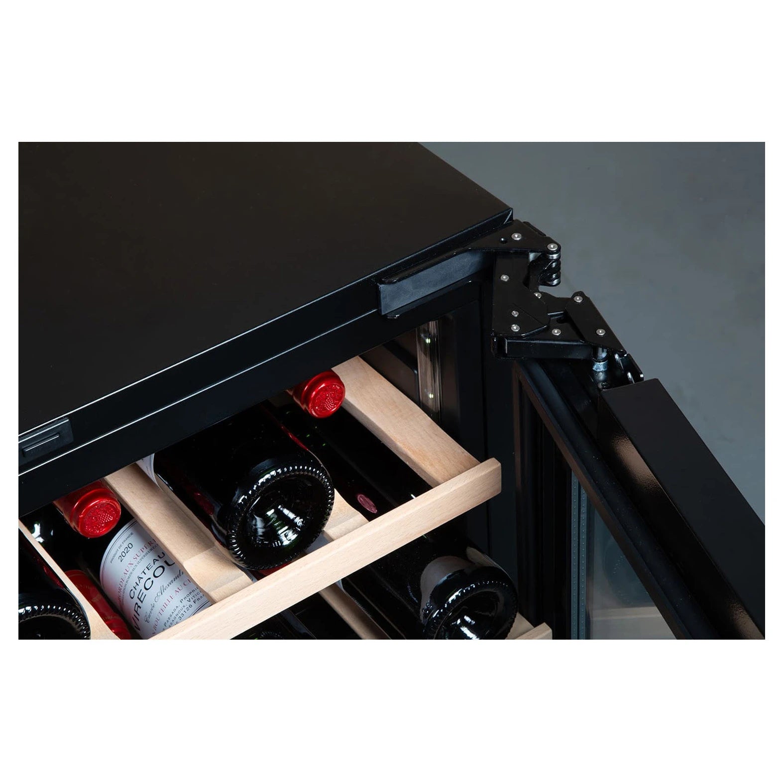Vista superior en detalle de vinoteca Vinobox V45 Deco, con puerta de cristal abierta y botellas de vino apoyadas en estantes de madera.